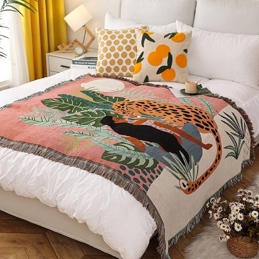 Dubbelzijdige katoenen geweven deken plaid met kwastjes in jungle bohemien stijl. Het is een wandtapijt knuffeldeken en decoratieve deken voor op bed bank fauteuil campingdeken tafelkleed en tapijt. De afmetingen zijn 160 x 130 cm