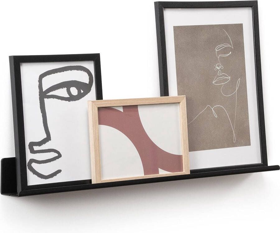 Een slanke wandplank voor foto's afbeeldingen en boeken. Modern en minimalistisch ontwerp. Gemaakt van metaal. 55x6cm. Zwarte kleur