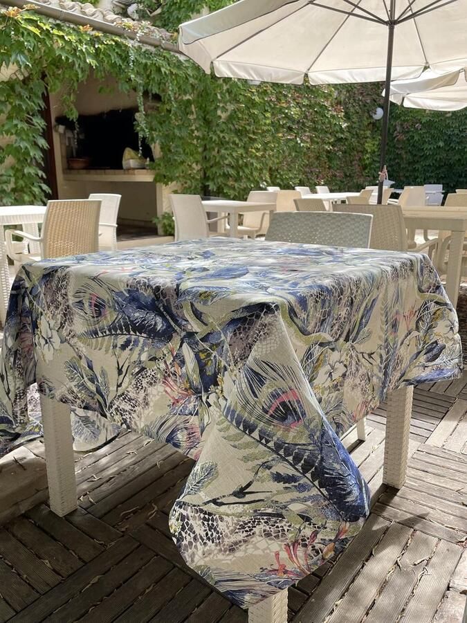 Elegant tafelkleed met bloemenpatroon veelzijdig 1 stuk beige met wit en blauw