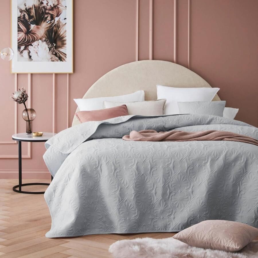 Elegante lichtgrijze sprei 200 x 220 cm – veelzijdige deken voor bed en bank