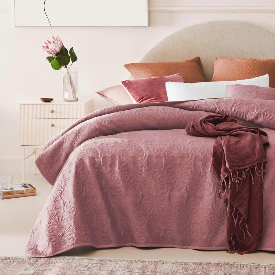 Elegante Roze Sprei 200 x 220 cm Veelzijdige Woondeken voor Bed en Bank Perfecte Stijl en Comfort