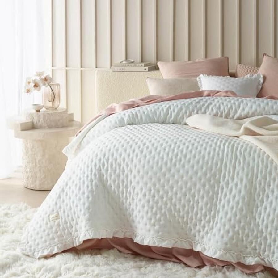 Elegante sprei in ecru 200 x 220 cm veelzijdige woondeken voor bed en bank