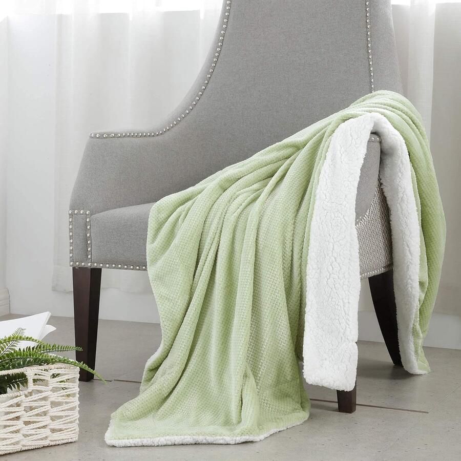 Fleece blanket super soft woolly warm lightweight reversible plush blanket for bed couch and sofa 220 x 240 cm green