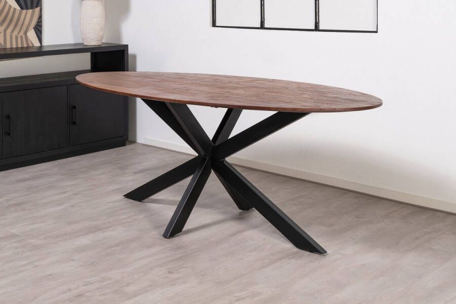 Florence tafel met ovale Mango houten blad van 180 x 90 cm met facetrand aan onderzijde. Bladkleur bruin gezandstraald afgewerkt. Onderstel is een spinpoot in de kleur zwart