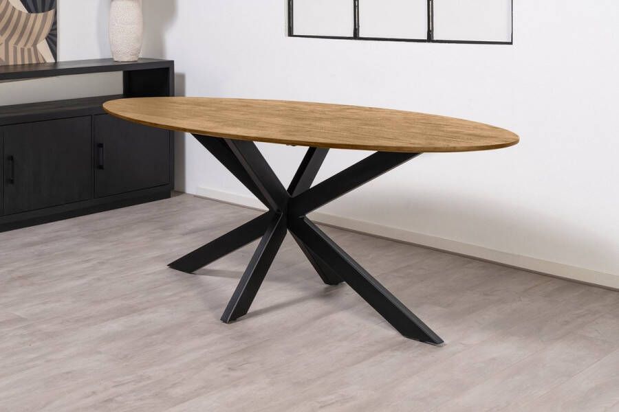 Florence tafel met ovale Mango houten blad van 180 x 90 cm met facetrand aan onderzijde. Bladkleur naturel gezandstraald afgewerkt. Onderstel is een spinpoot in de kleur zwart