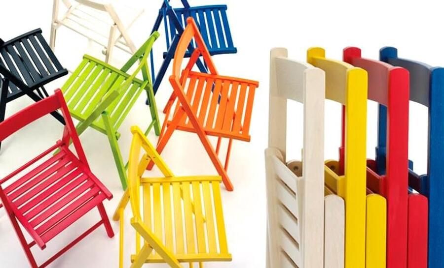 Gekleurde houten klapstoel voor binnen en buiten Ruimtebesparend en multifunctioneel