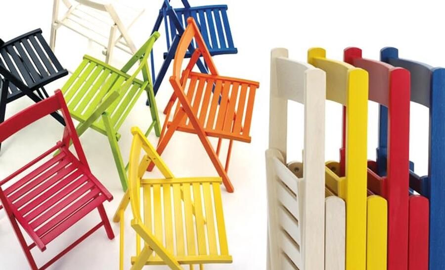 Gekleurde houten klapstoel voor tuin terras balkon en meer
