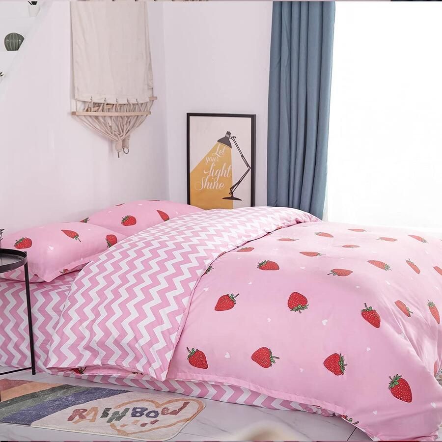Girls Strawberry King Duvet Cover Set 3 Pieces Soft Comfortable Microfiber Fruit Geometry Reversible Duvet Cover Set 2 Pillowcases King Size Bed 220x230cm Strawberry Background