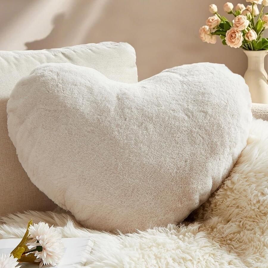 Retadou Hartvormig kussen lichtbeige hartvormig kussen knuffelkussen liefdessierkussen esthetisch pluche kussen voor woonkamer bank kind slaapkamer bed cadeau 37 x 47 cm