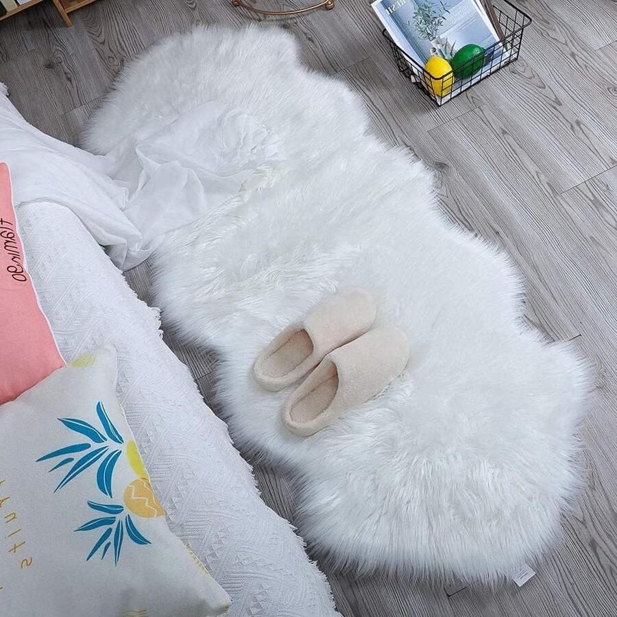 Imitatie lamsvacht tapijt 60 x 160 cm kunstwol wit bedkleed bankmat