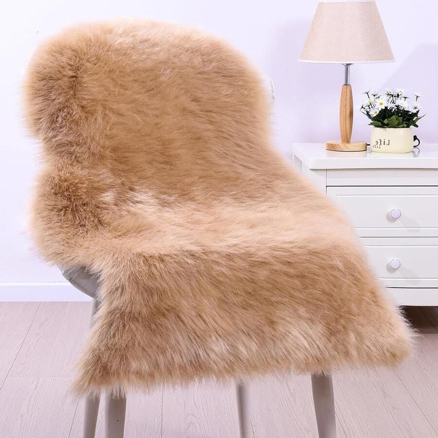 Imitatie schapenvacht 75 x 120 cm zacht pluizig tapijt voor woonkamer en slaapkamer langharige vachtlook bruin