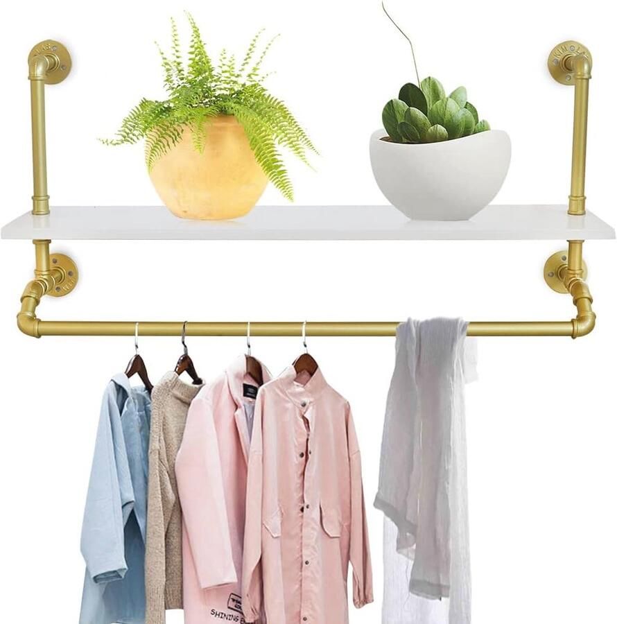 Industriële Gouden Kledingrek aan de Wand Geplaatst met Planken
