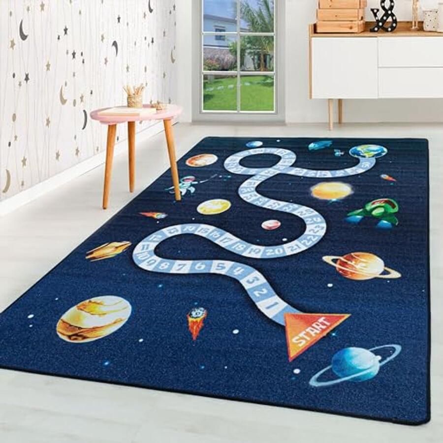 Kindertapijt Ruimte Thema met Ruimtevaarder en Planeet Ontwerp voor Kinderkamer Marineblauw 120x170 cm