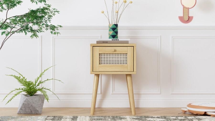 Klassiek nachtkastje met één lade met rotan ladeblad met goudkleurig metalen handvat en lange houten poten opbergruimte in woon- en slaapkamer spaanplaat + PE rotan naturel