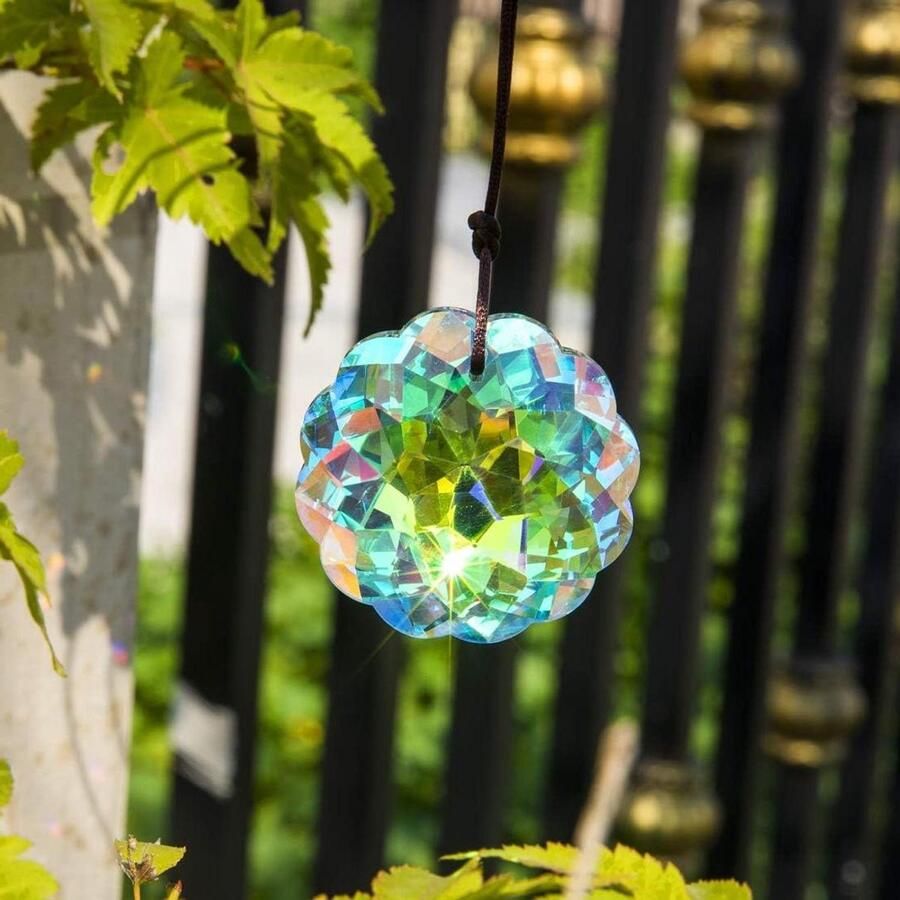 Kleurrijke hangende kristallen hanger Mandala raam ornament met regenboogeffect. Suncatchers kroonluchter Rainbow Maker