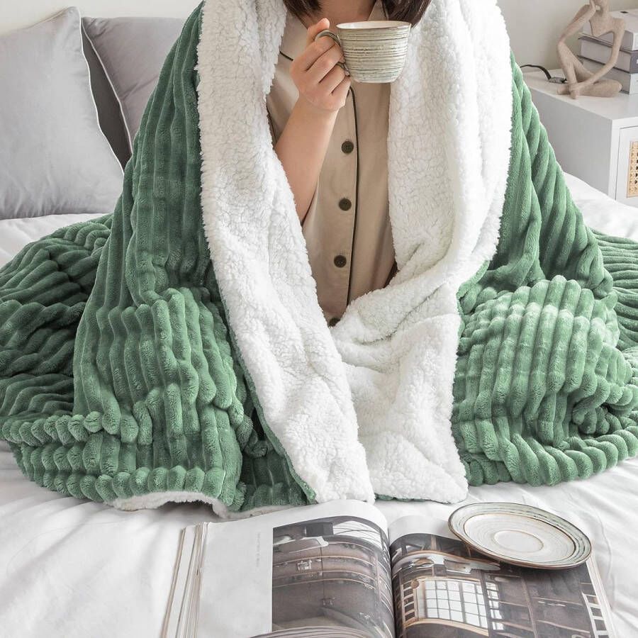 Knuffeldeken dikke deken lamsdeken gestreepte pluizige zachte deken bankgooi bankdeken voor bed bank woonkamer 150 x 200 cm matcha groen