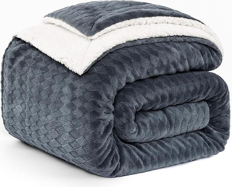 Knuffeldeken van 200 x 230 cm gemaakt van wollige wol met een rendiersneeuwvlokken-design en een gewicht van 470 g m². Deze warme sherpa-deken is perfect voor de woonkamer en op de bank