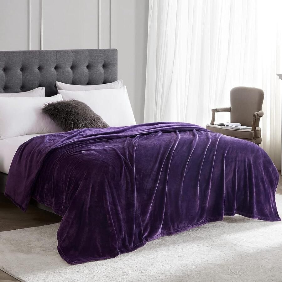 Knuffeldeken wollig zachte warme fleecedeken 130 x 165 cm als deken bank woondeken of bankdeken plaid paars