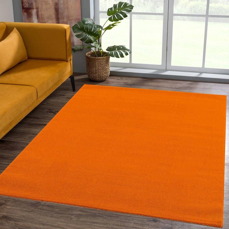 Laagpolig tapijt voor de woonkamer effen moderne tapijten voor de slaapkamer werkkamer kantoor hal kinderkamer en keuken oranje 140 x 200 cm