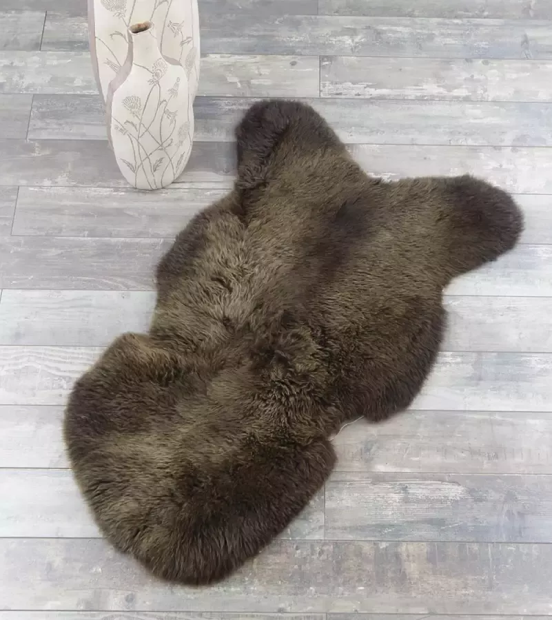 Lamsvachtje Vloerkleed Chocolade Bruin Luxe Uitstraling Uniek 100% ECHT Schapenvachtje 115 x 65 cm Prachtig Vol Haar Zitkussen Bankbedekking OP=OP !
