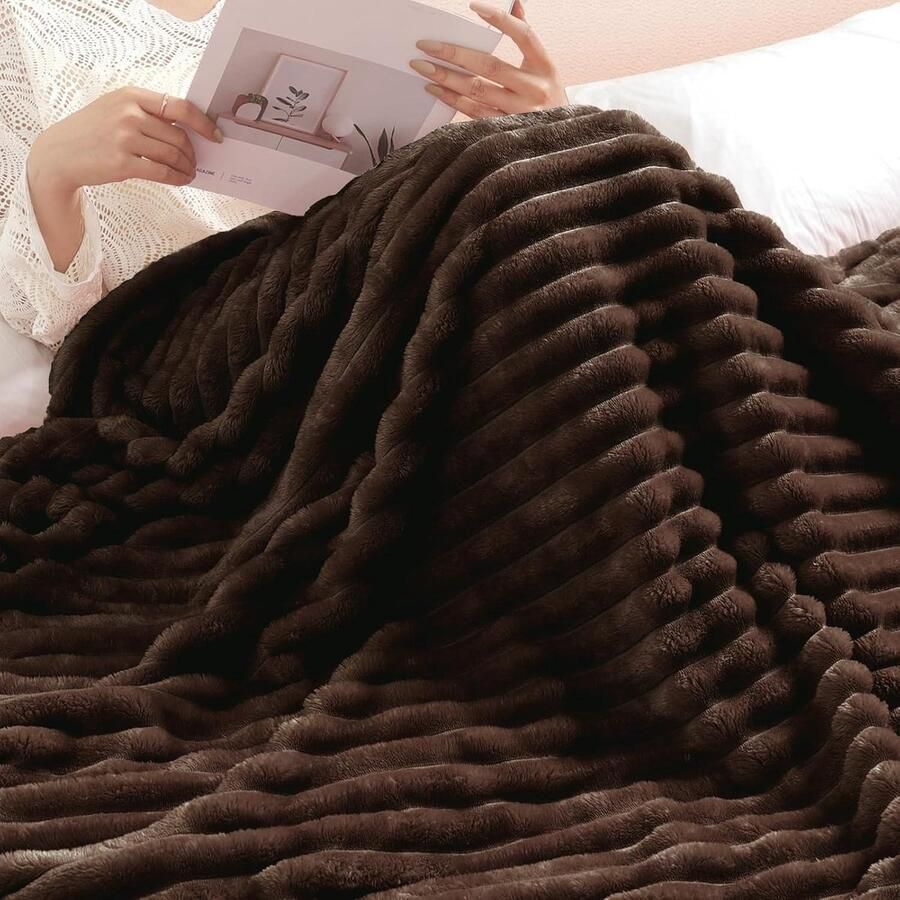Lichtgewicht super zachte 3D gestreepte jacquard fleece deken voor bank donzige gezellige dekens voor alle seizoenen 127 x 152 cm (Koffie)