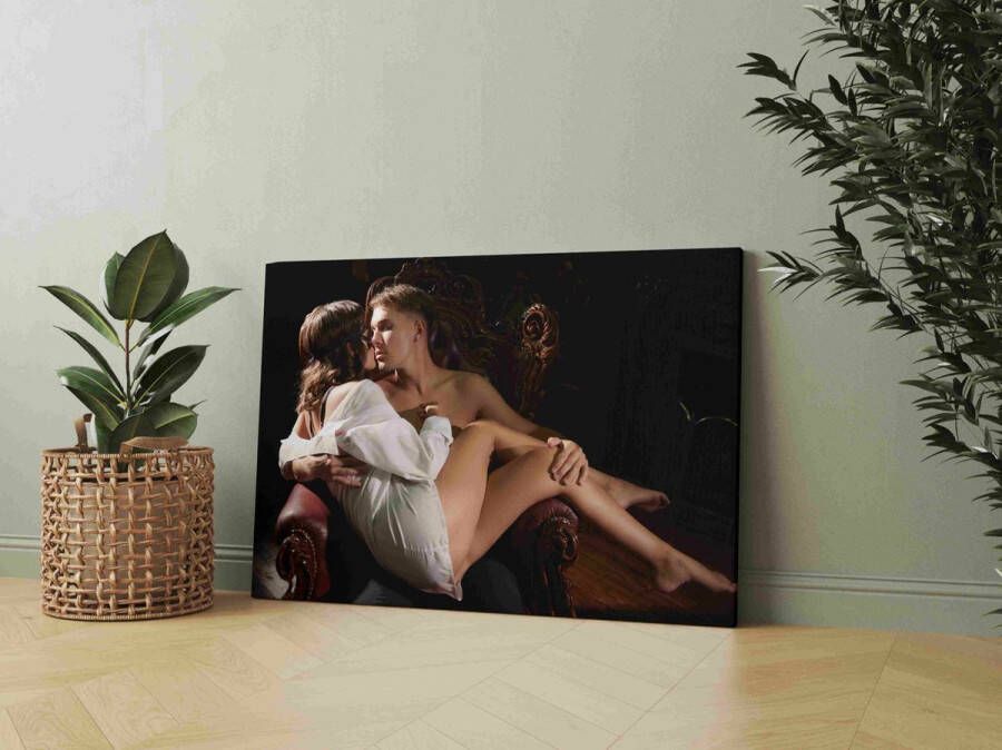 Liefde en passie. Knappe blonde man en seksuele jonge vrouw in kantmasker bedrijven de liefde in een vintage fauteuil in een luxe kamer met zwak licht. Schilderijen 2092073809 60x80cm