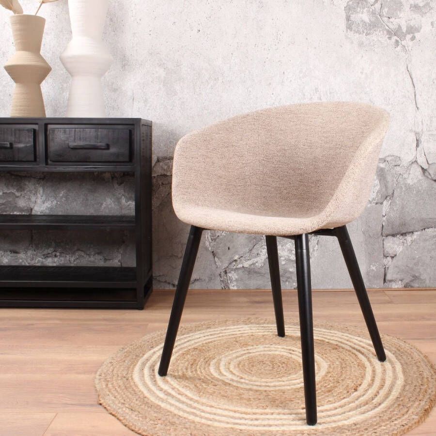 DS4U Liva Eetkamerstoel Stof Beige Vriendelijk Strak en Comfortabel Optimaal Comfort Geweven Stof voor een Moderne en Trendy Look Luxueuze Uitstraling Vier Zwarte Metalen Poten Creëer een Unieke Uitstraling met Kleurcombinaties