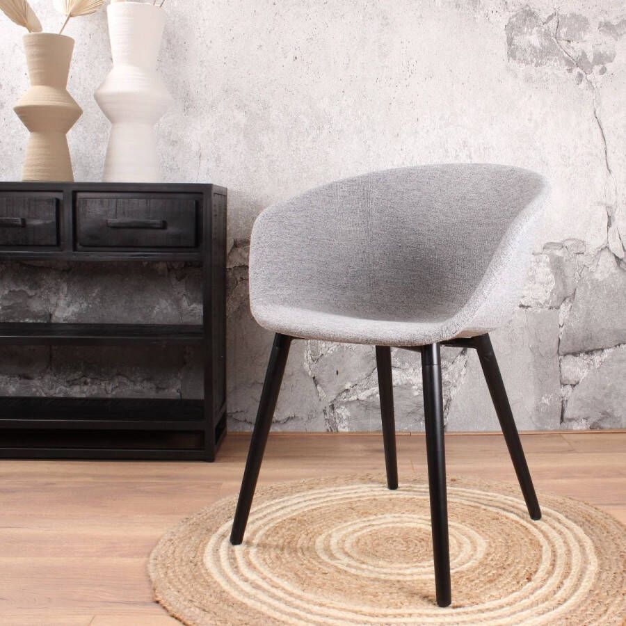 DS4U Liva Eetkamerstoel Stof Grijs Vriendelijk Strak en Comfortabel Optimaal Comfort Geweven Stof voor een Moderne en Trendy Look Luxueuze Uitstraling Vier Zwarte Metalen Poten Creëer een Unieke Uitstraling met Kleurcombinaties