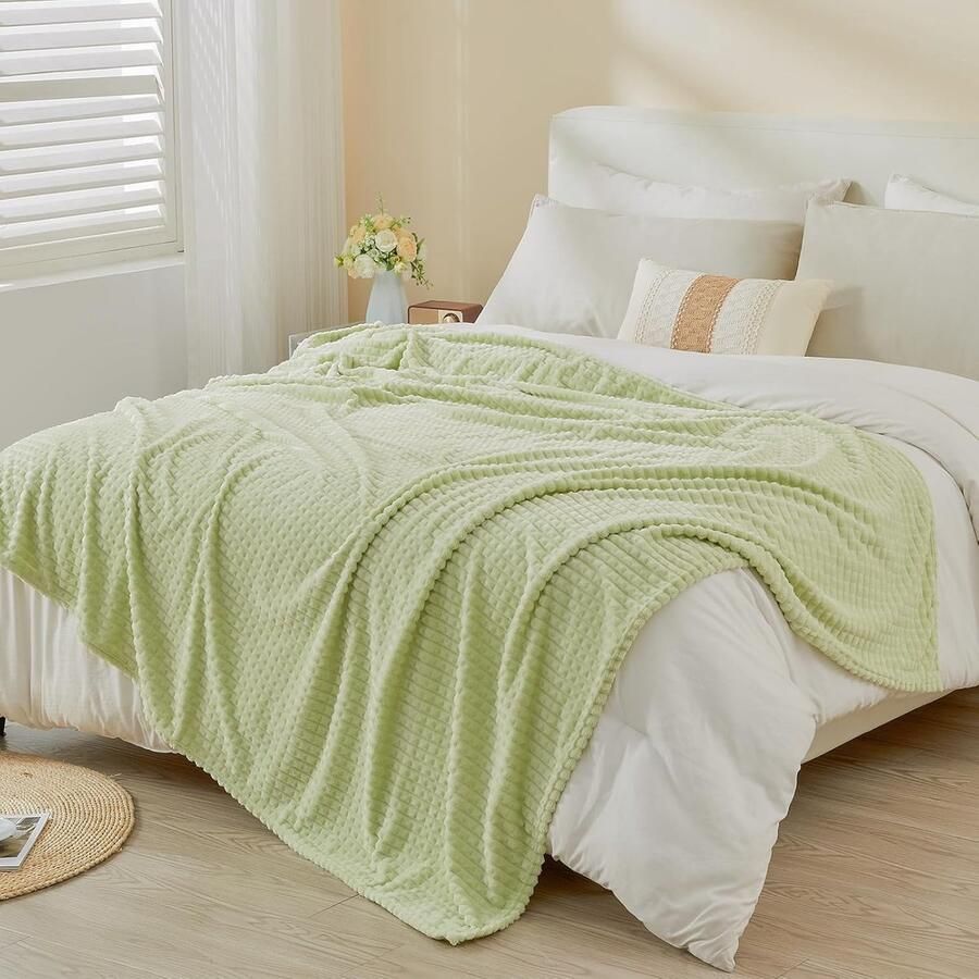 Famanu Fleece deken luxe flanel voor bank bed sofa stoel zachte pluche warme en gezellige deken met geometrisch rasterontwerp (saliegroen 150 x 203 cm)