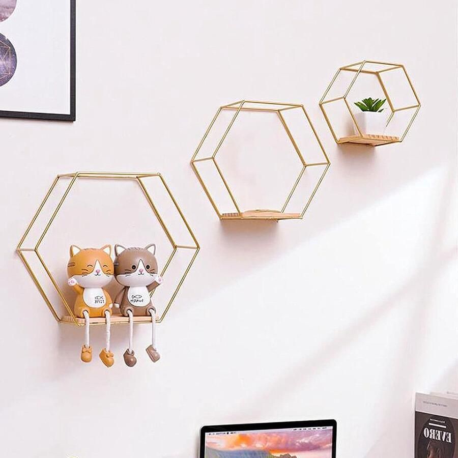 Allecto Plus Set van 3 metalen hangende opbergplanken Wandgemonteerde zeshoekige planken Geometrische zwevende metalen ingelijste planken Decoratieve draadwandplank voor woonkamer en slaapkamer Goudkleurig Opbergsysteem voor wanddecoratie