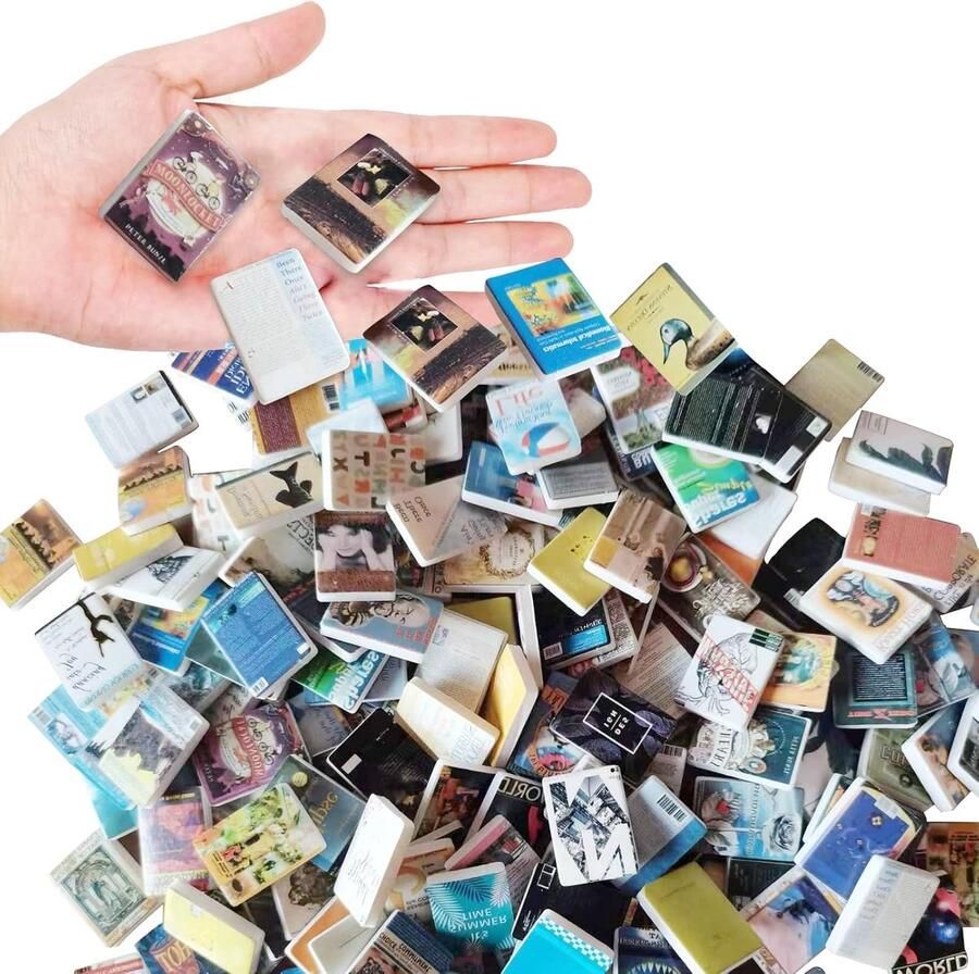 Allecto Plus Miniatuur Accessoires Set van 200 Stuks voor Poppenhuizen Boeken en Decoraties Woonkamer Bibliotheek Studie Boekenspeelgoed