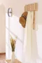 BOSTIC Valencia Kapstok van rotan en hout Natuurlijke stijl Decoratief veelzijdig en robuust Genoeg ruimte met 3 gouden hangers Perfecte finishing touch voor je huis Afmetingen 50x15 cm - Thumbnail 1