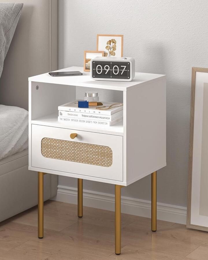 Modern nachtkastje met opberglade en open houten plank kleine bijzettafel met rotan ornamenten voorkant en gouden frame voor woonkamer slaapkamer (wit)