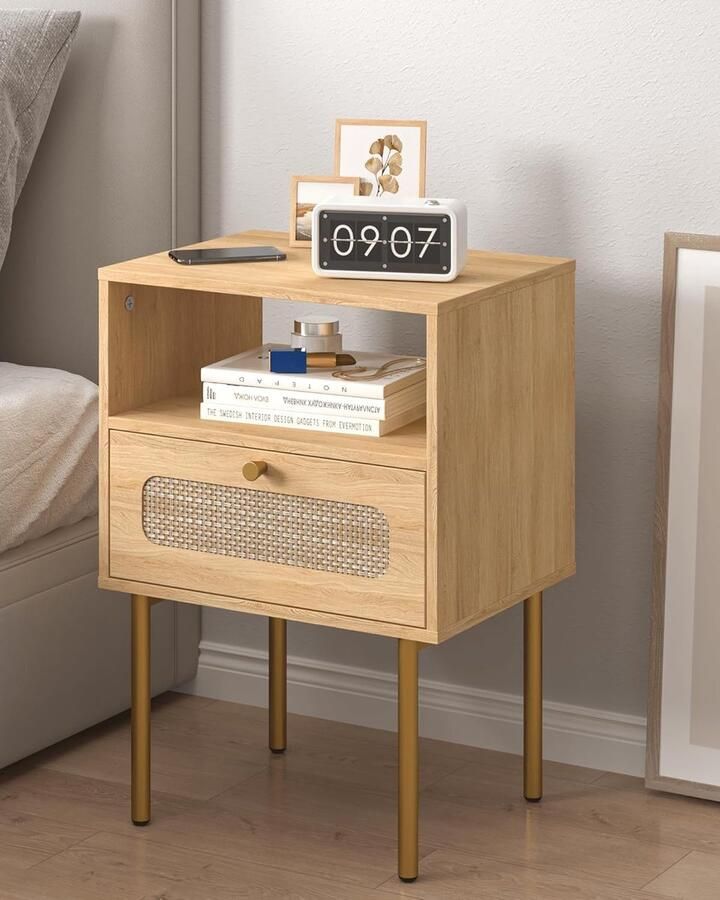 Modern nachtkastje met opberglade en open houten plank kleine bijzettafel met rotan ornamenten voorkant en gouden frame voor woonkamer slaapkamer (zwart)