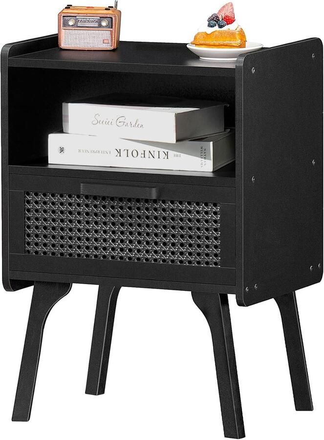 Modern Nachtkastje van Rotan – Witte Houten Bijzettafel met Lade en Open Plank Massief Houten Poten Zwart Onderstel Voor Woonkamer of Slaapkamer