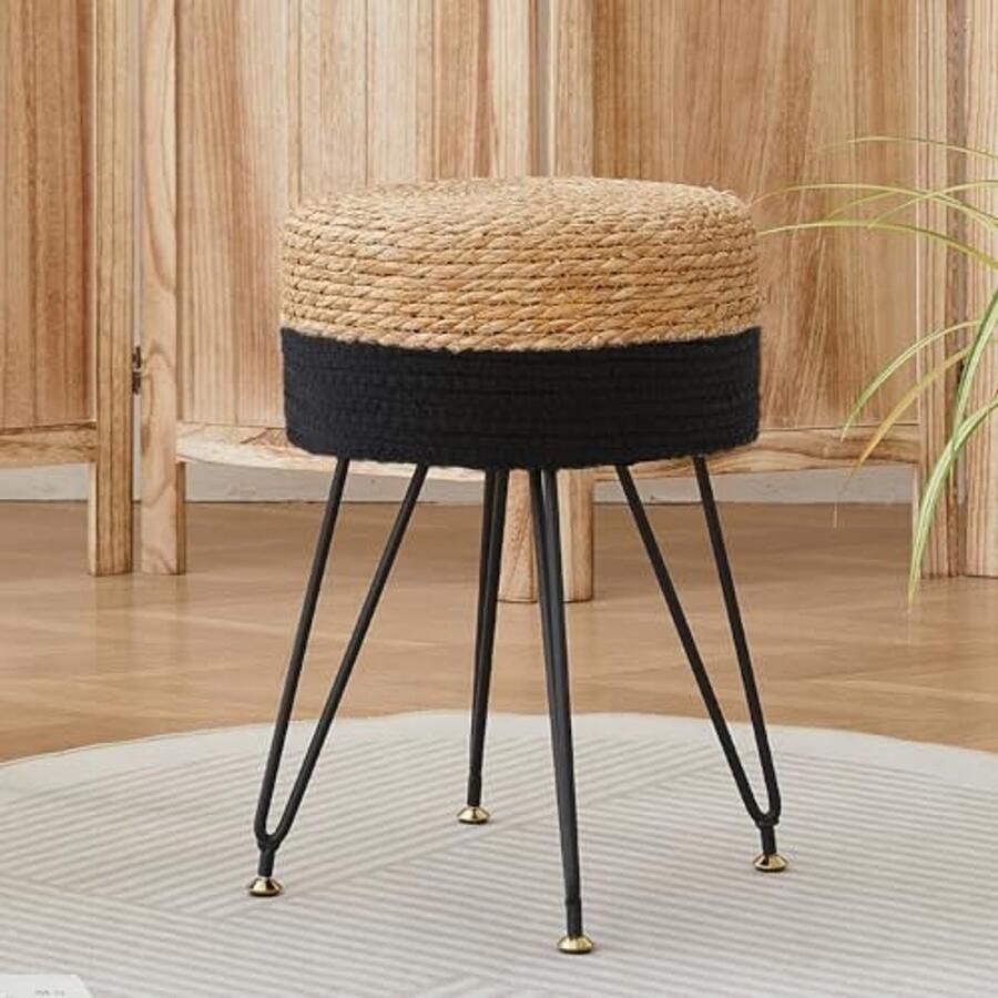 Moderne handgeweven make-upkruk van natuurlijk zeegras met metalen been multifunctionele voetenbank