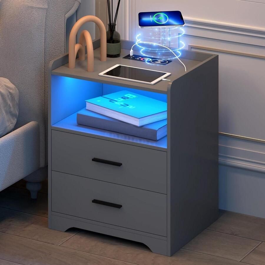 Moderne houten nachtkastje met kleurrijke RGB-verlichting en oplaadfunctie Wit houten bijzettafel met stopcontact en LED voor slaapkamer
