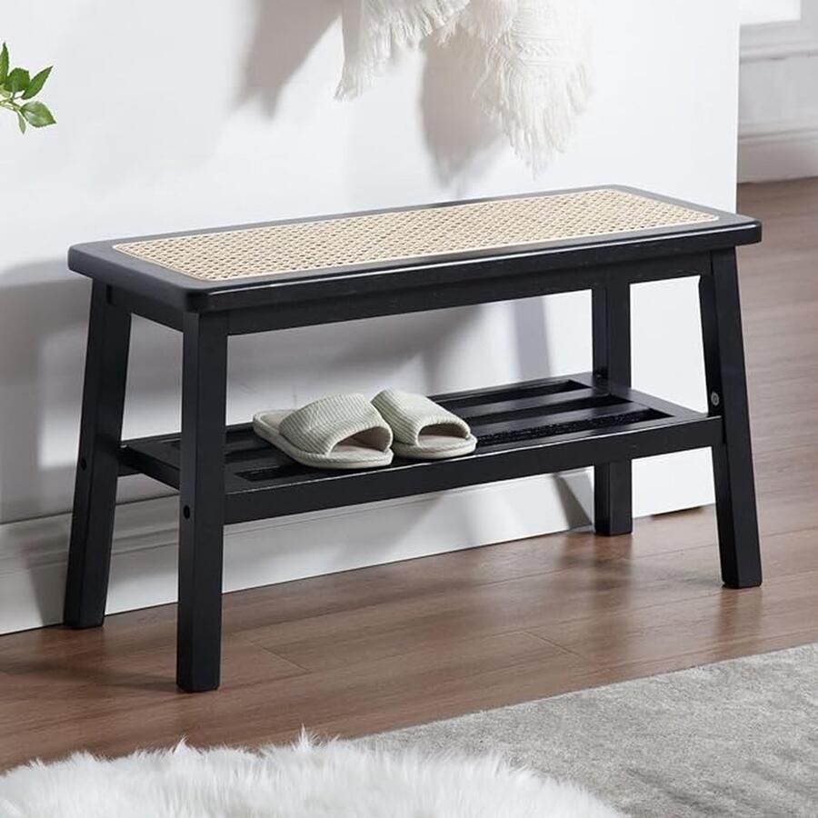 Moderne rotan eetkamerbank met massief houten poten. Zwarte ottomaanse schoenenbank perfect voor eetkamer of hal