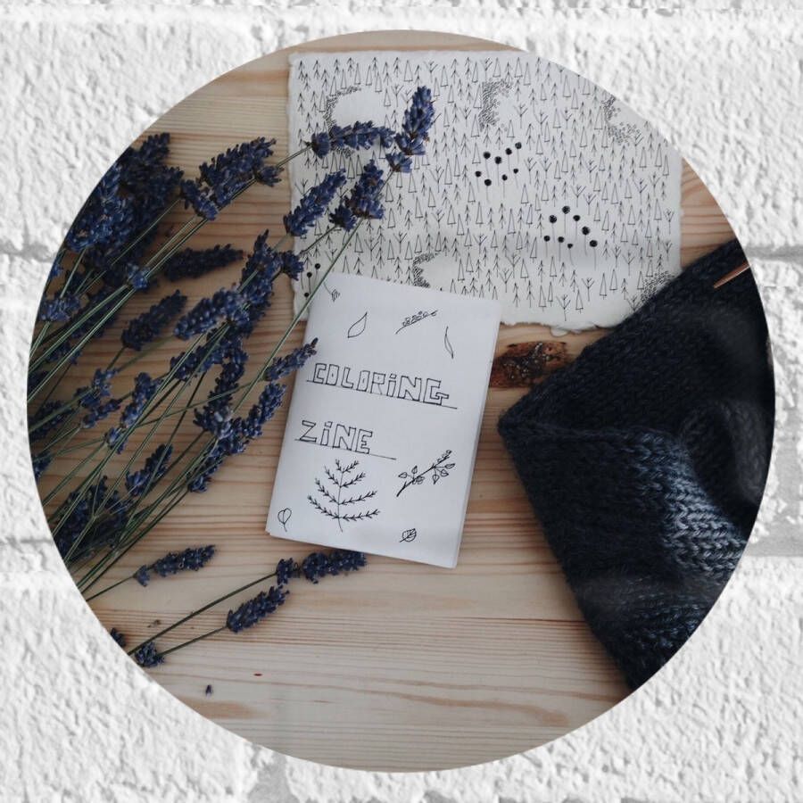 Muursticker Cirkel Bloemen Lavendel Tafel Hout Tekening Papier Tekst Wol Breien 20x20 cm Foto op Muursticker