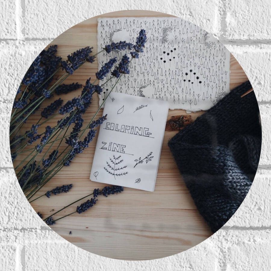 Muursticker Cirkel Bloemen Lavendel Tafel Hout Tekening Papier Tekst Wol Breien 30x30 cm Foto op Muursticker