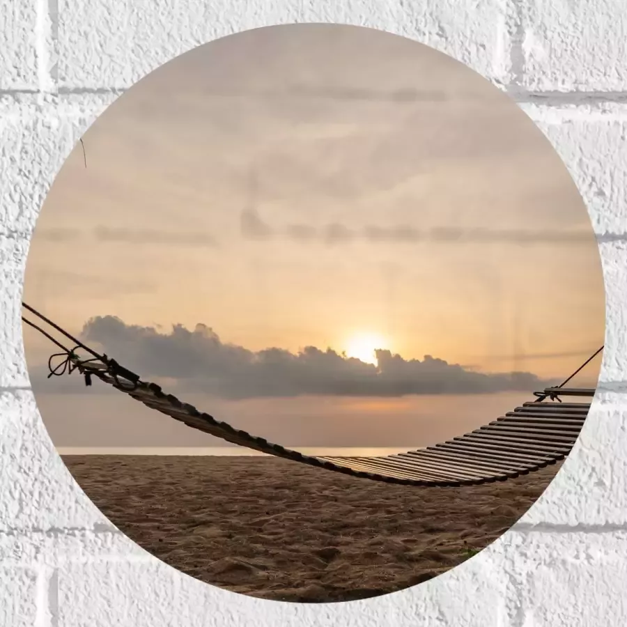 Muursticker Cirkel Houten Hangmat tussen Hoge Bomen op het Strand bij Ondergaande Zon 30x30 cm Foto op Muursticker
