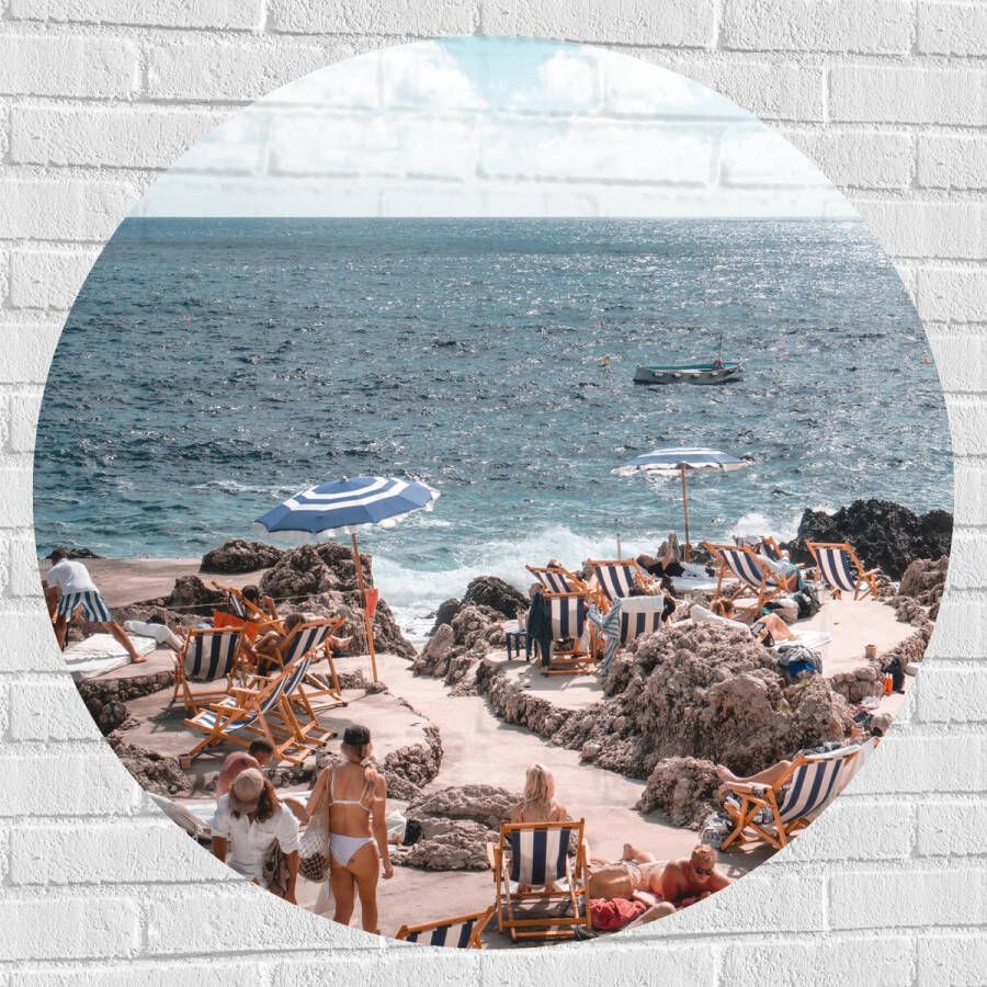 Muursticker Cirkel Strand Zee Stoelen Mensen Water Stenen 100x100 cm Foto op Muursticker