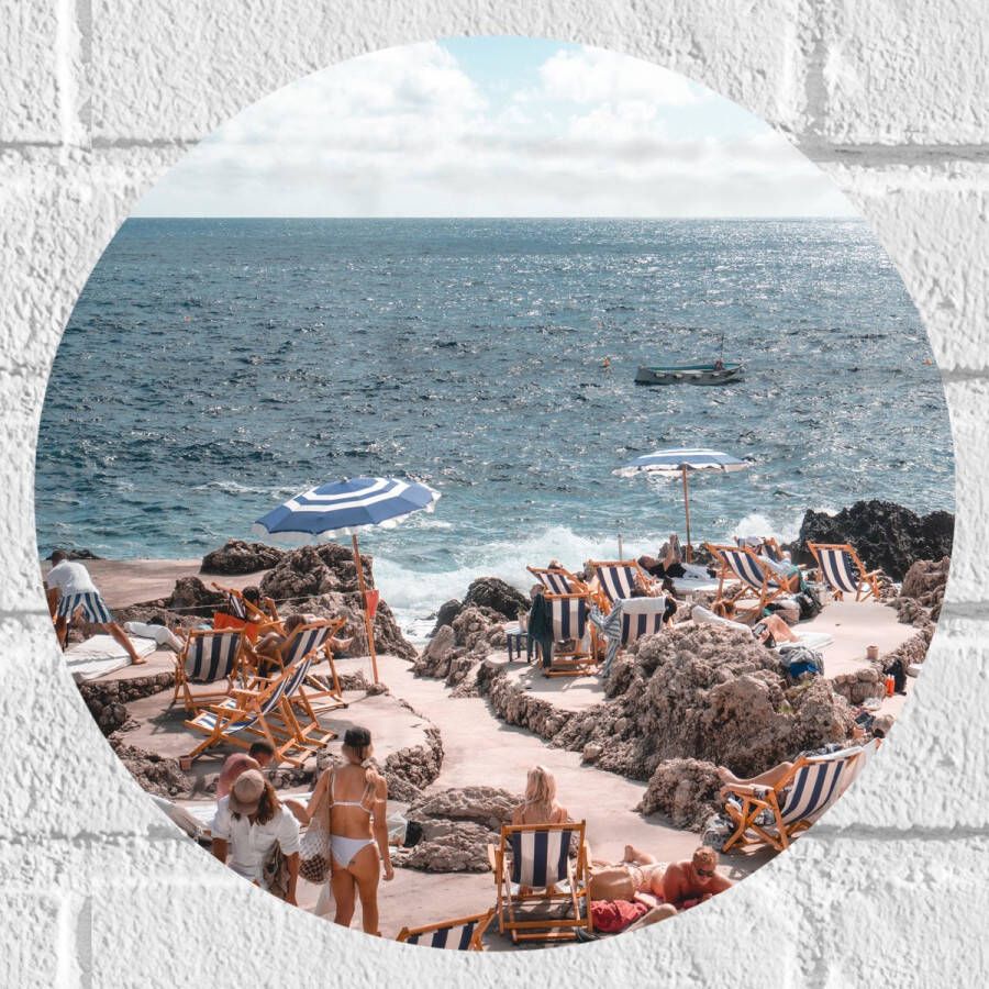 Muursticker Cirkel Strand Zee Stoelen Mensen Water Stenen 30x30 cm Foto op Muursticker