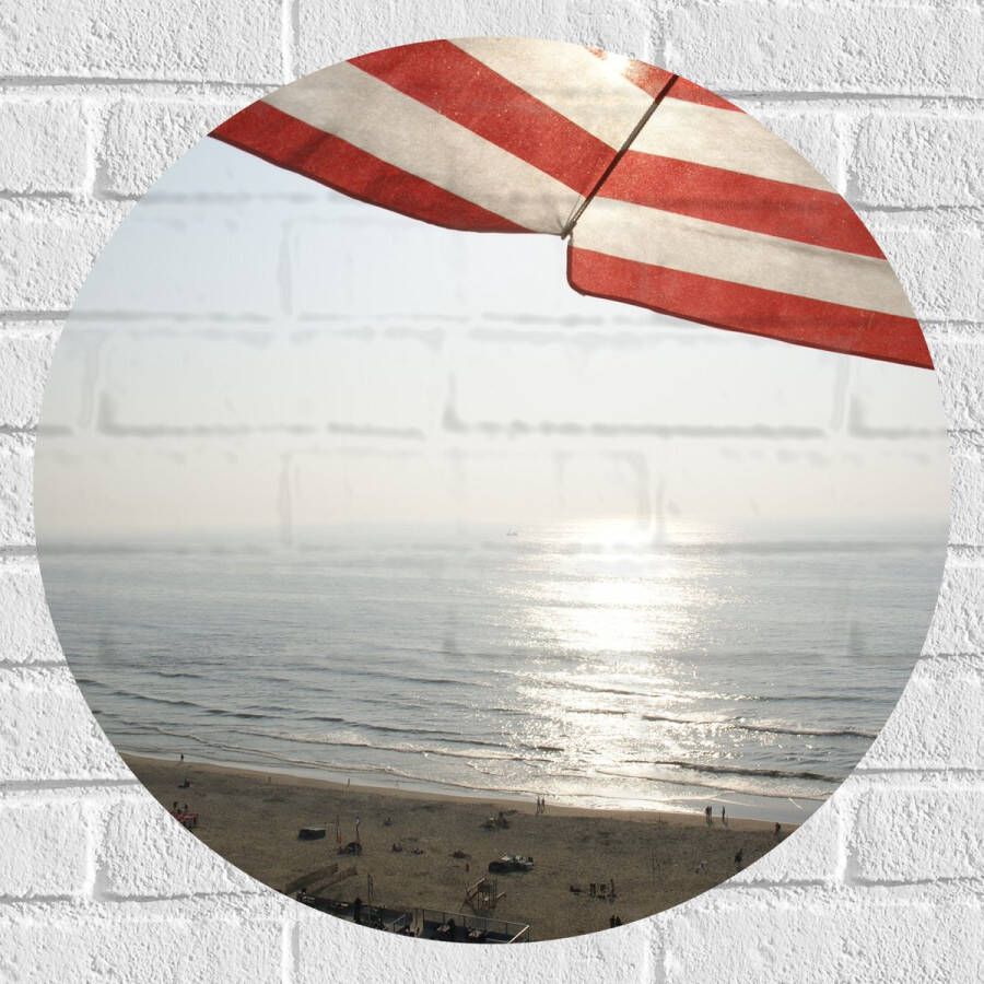 Muursticker Cirkel Strand Zee Zand Parasol Mensen Strandtent Zon 60x60 cm Foto op Muursticker