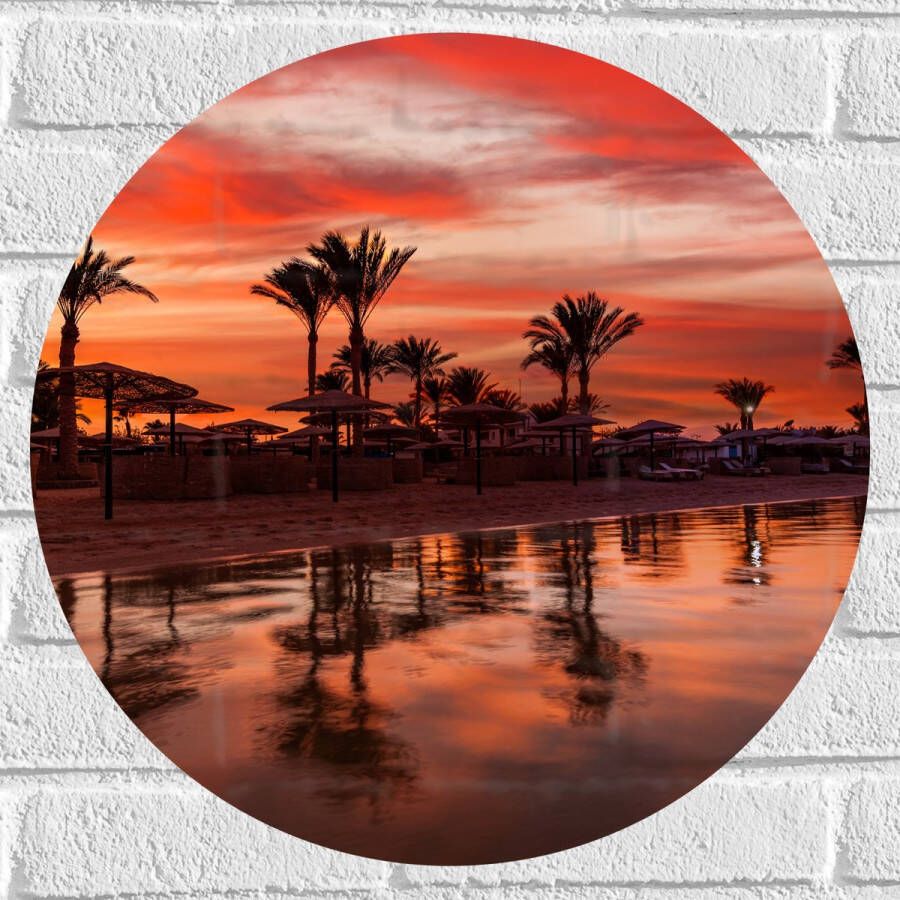 Muursticker Cirkel Strand Zee Zonsondergang Parasols Palmbomen 50x50 cm Foto op Muursticker