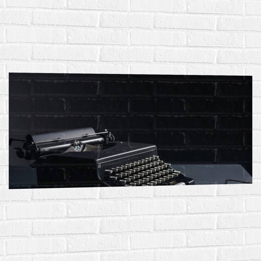 Muursticker Foto van een Ouderwetse Typemachine op Grijs Bureau 100x50 cm Foto op Muursticker