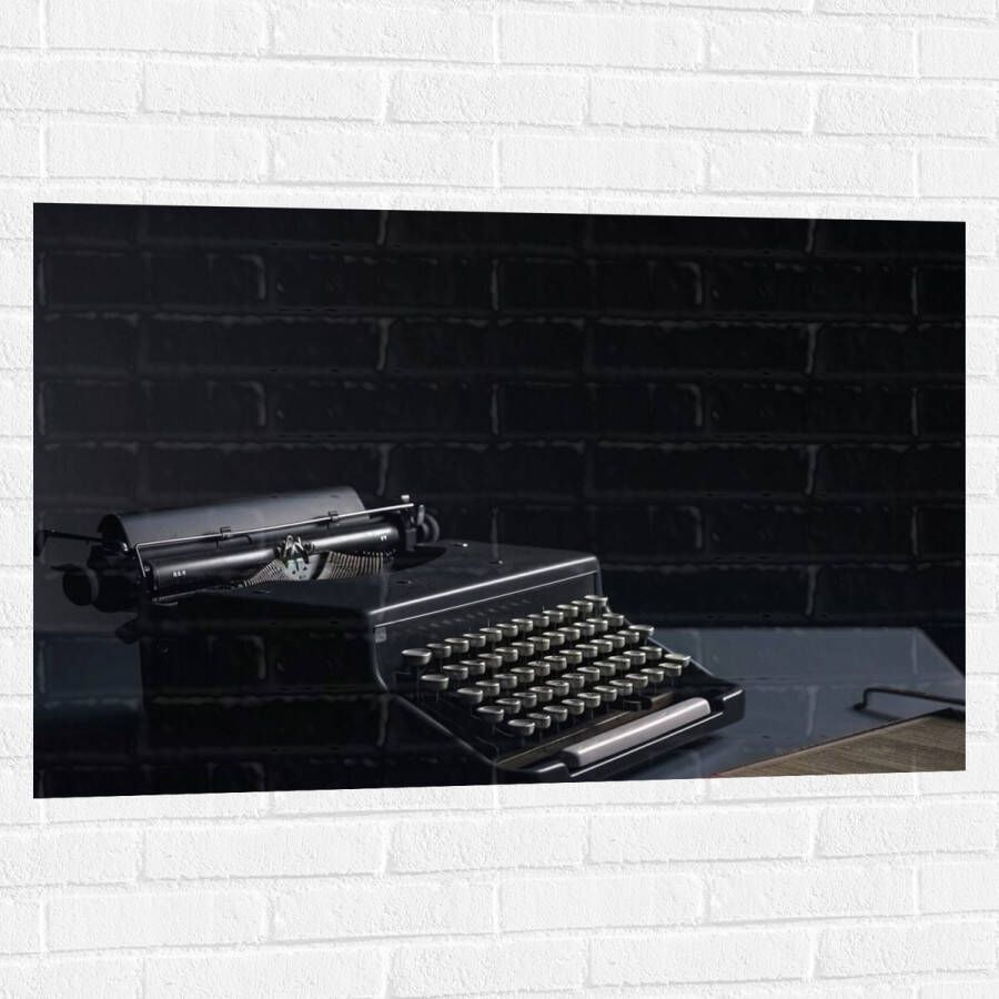 Muursticker Foto van een Ouderwetse Typemachine op Grijs Bureau 105x70 cm Foto op Muursticker