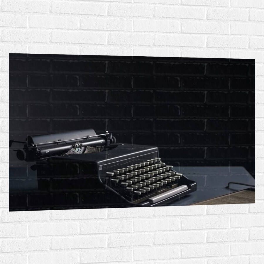 Muursticker Foto van een Ouderwetse Typemachine op Grijs Bureau 120x80 cm Foto op Muursticker