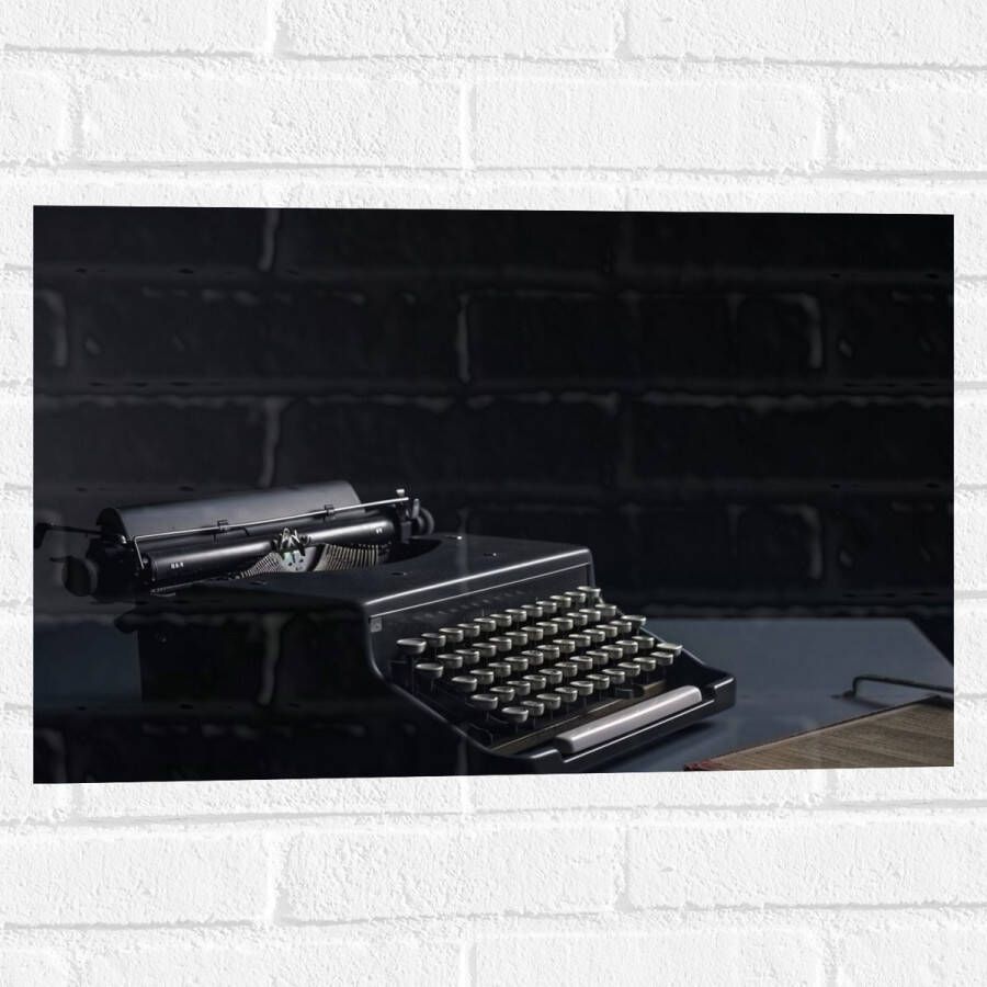 Muursticker Foto van een Ouderwetse Typemachine op Grijs Bureau 60x40 cm Foto op Muursticker