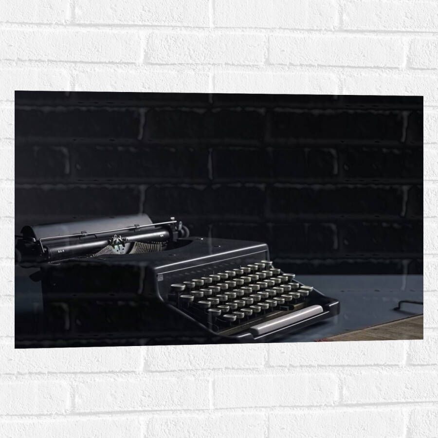 Muursticker Foto van een Ouderwetse Typemachine op Grijs Bureau 75x50 cm Foto op Muursticker